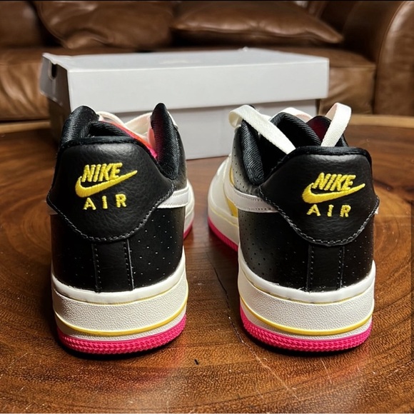 27: Nike: W Air Force 1 ‘07 SE MOTO: Size 7 - Picture 7 of 8
